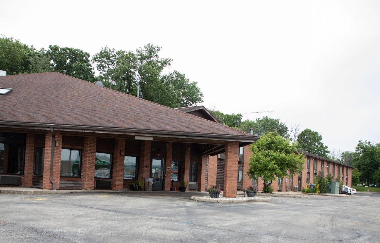Lomira Inn And Suites Exterior foto