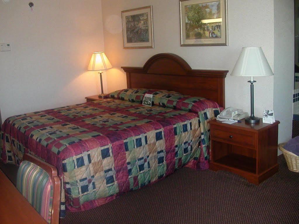 Lomira Inn And Suites Exterior foto